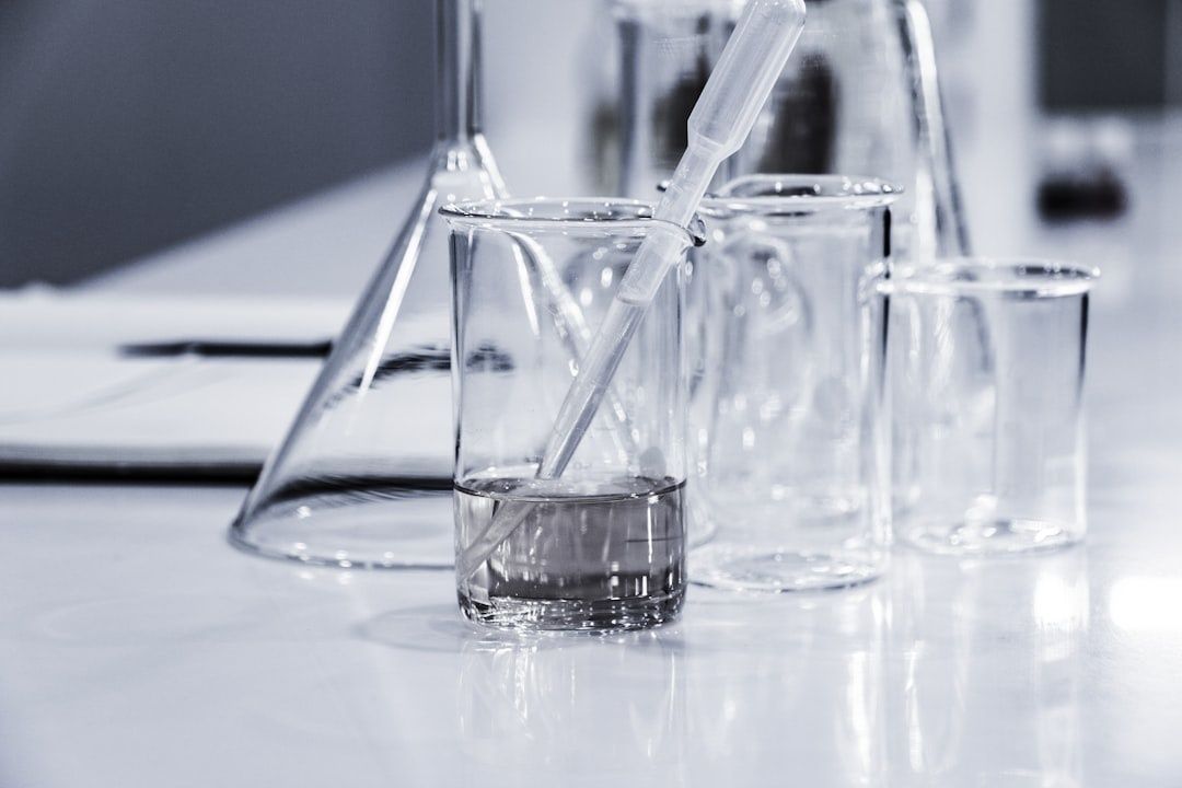 Glasbägare och pipett med vätska i ett laboratorium